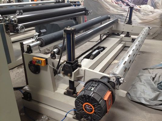 Hohe Leistungsfähigkeits-automatisches Papier, das Rückspulenmaschine, 2400mm Breite aufschlitzt